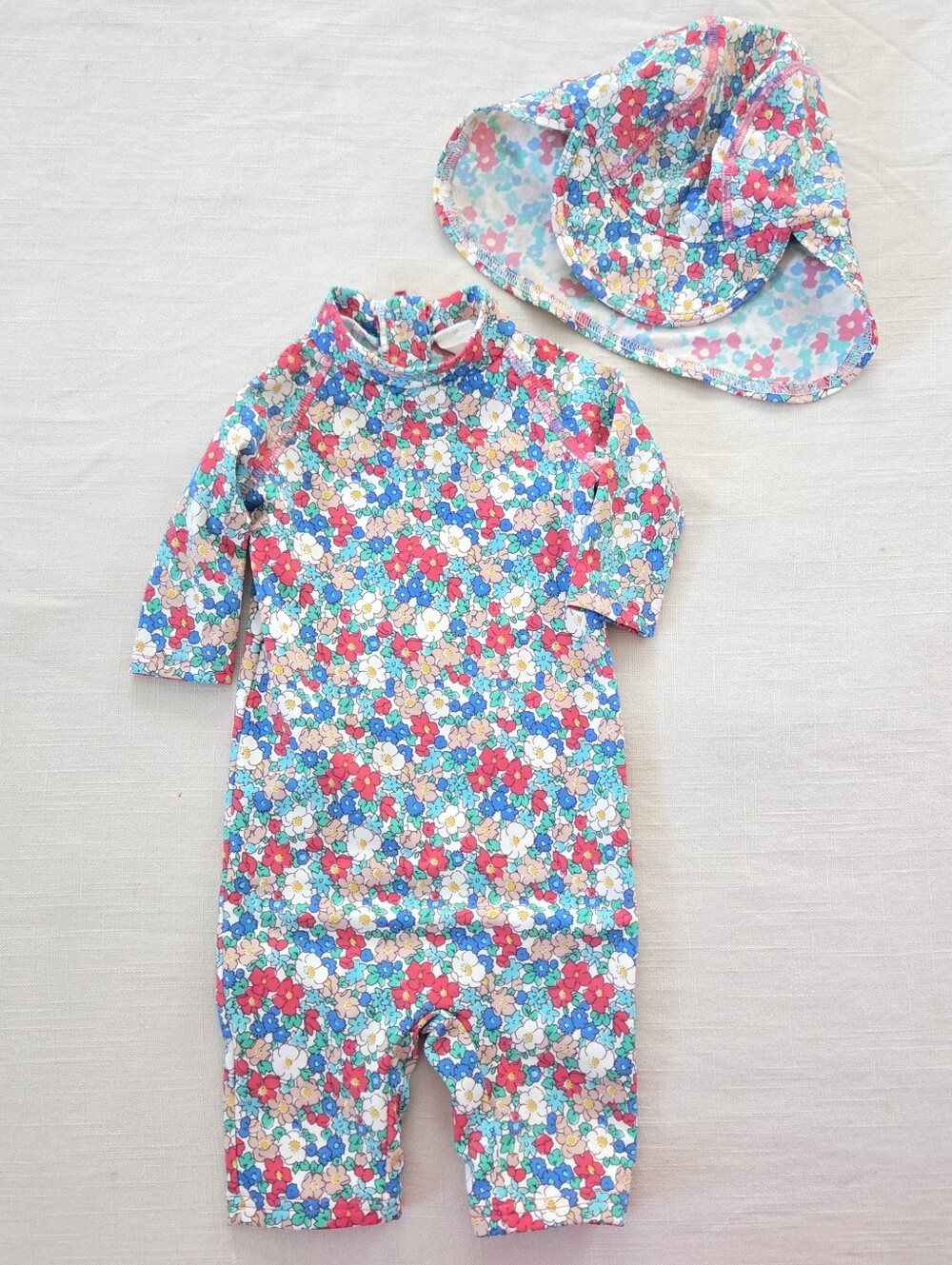 Baby Boden Floral Rashguard Swimsuit Set Hat Girls 3-6 Months Matching